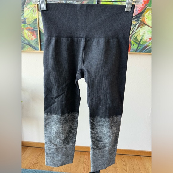 Lululemon Seamlessly Street Crop Heathered Black. Size 6 based on measurements. - Picture 7 of 12